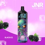 Vape jetable JNR Alien Black Ice avec design extraterrestre saisissant, saveur mûre glacée, capacité de 10000 Puffs et batterie de 850mAh.